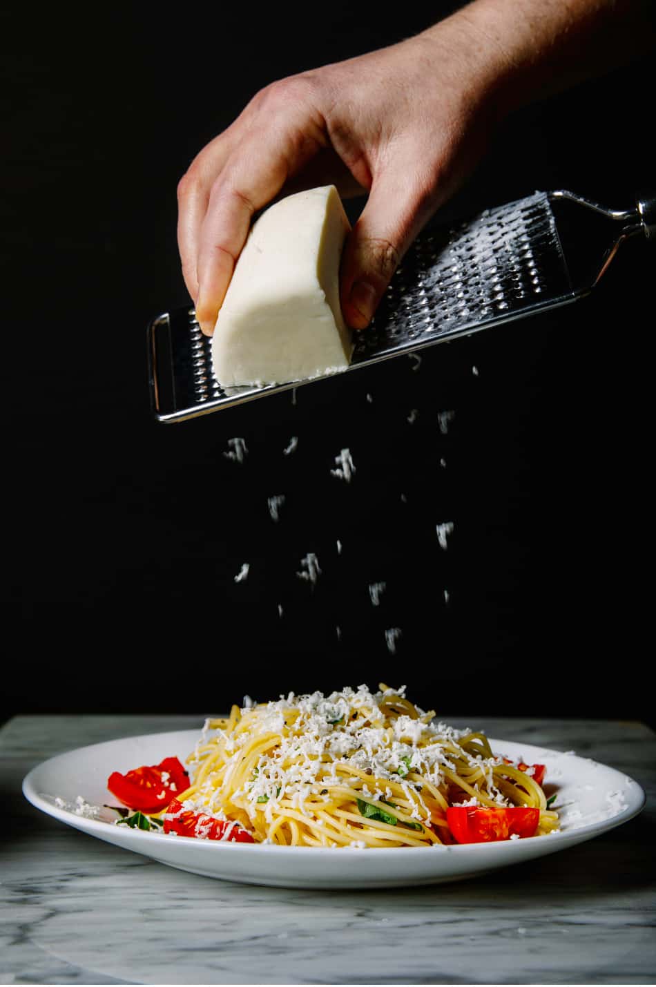 Espaguetis con queso de cabra tierno rallado